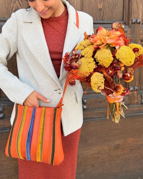 Mywalit-Lucca-606-and-flowers.jpg